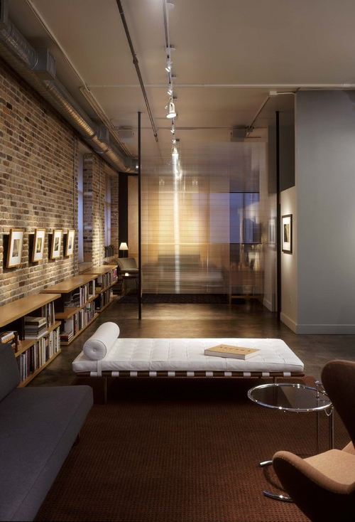 Studio interno con libreria e daybed