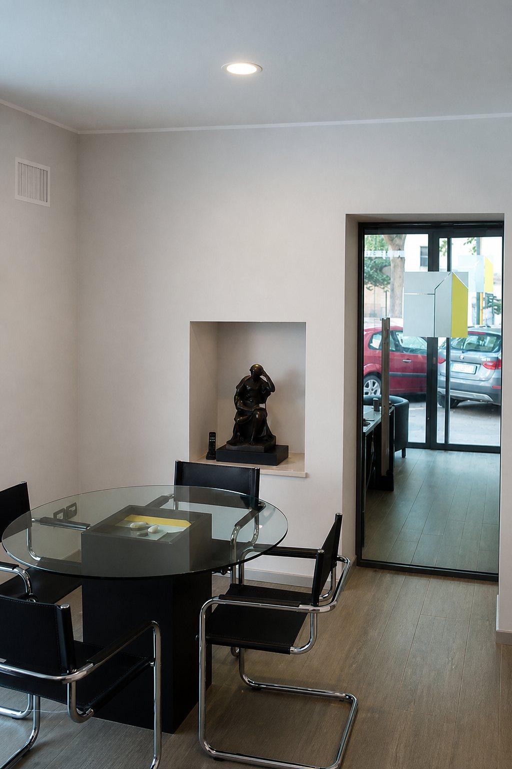 Sala riunioni accanto all’ingresso, con nicchia e scultura