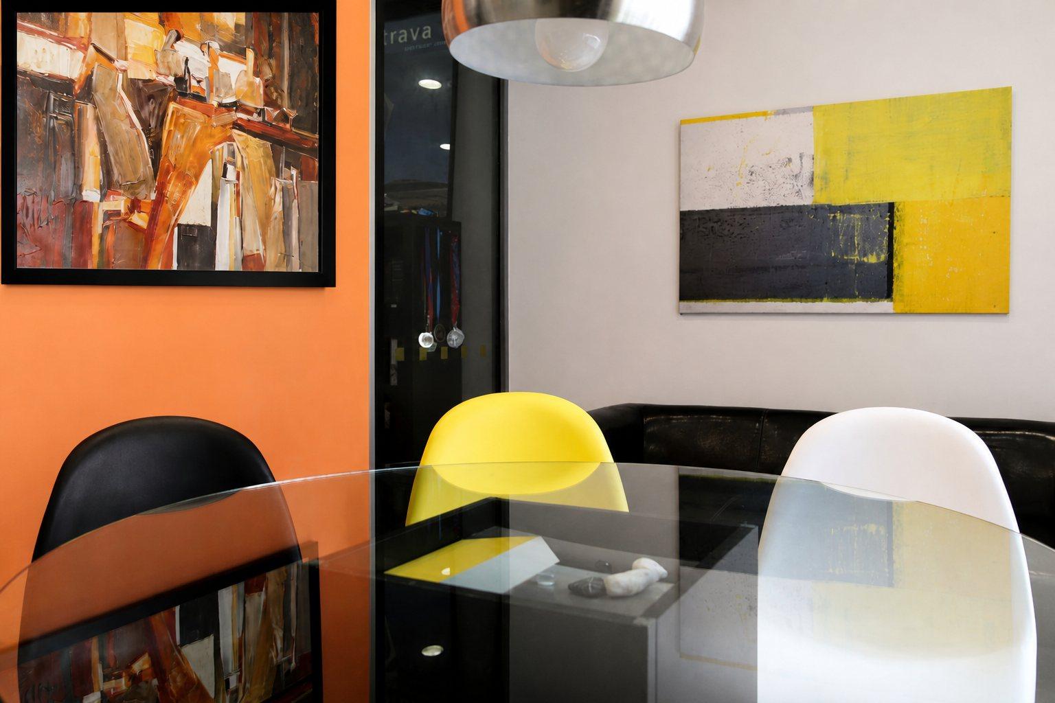Tavolo di consulenza e divano nella sala riunioni